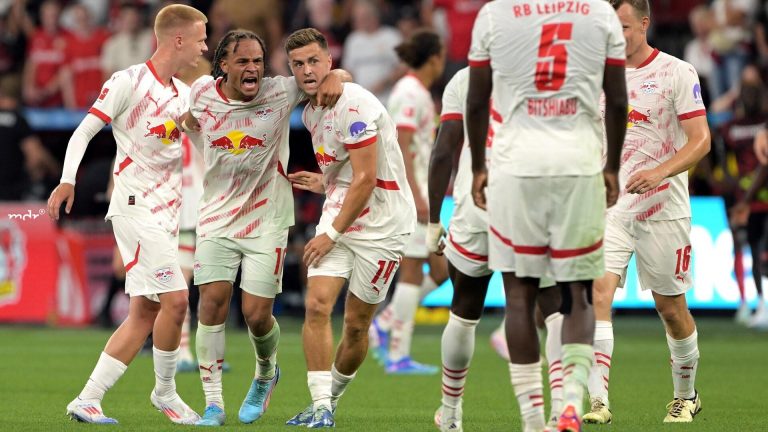 mdr-leipzigs-spieler-und-betreuer-feiern-den-23-auswaertssieg-bei-leverkusen-100