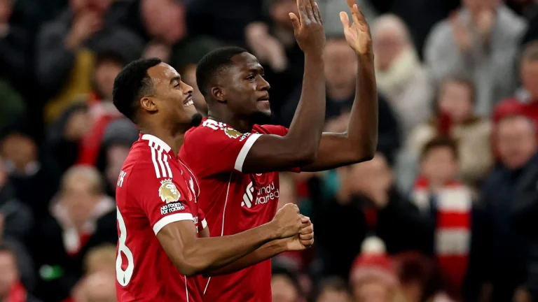 2025-11-01T212545Z_1860739083_UP1ELB11NIV2Z_RTRMADP_3_SOCCER-ENGLAND-LIV-AVL-1762033030