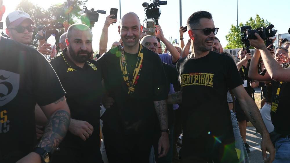 ΧΑΜΟΣ στην άφιξη του Βασίλη Σπανούλη! (vids)
